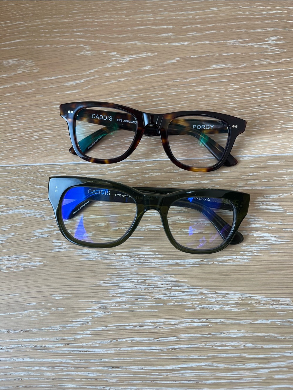 Caddis Porgy in Tortoise & Miklos in Heritage Green 1.00 & blue light